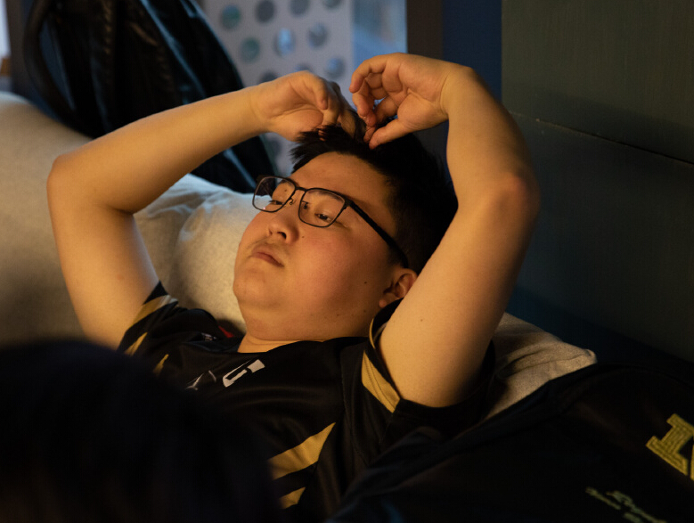 NS力克KT,Uzi完成史诗逆转宿敌对决八强赛,点燃全场激情 NS力克KT,Uzi完成史诗逆转宿敌对决八强赛,点燃全场激情